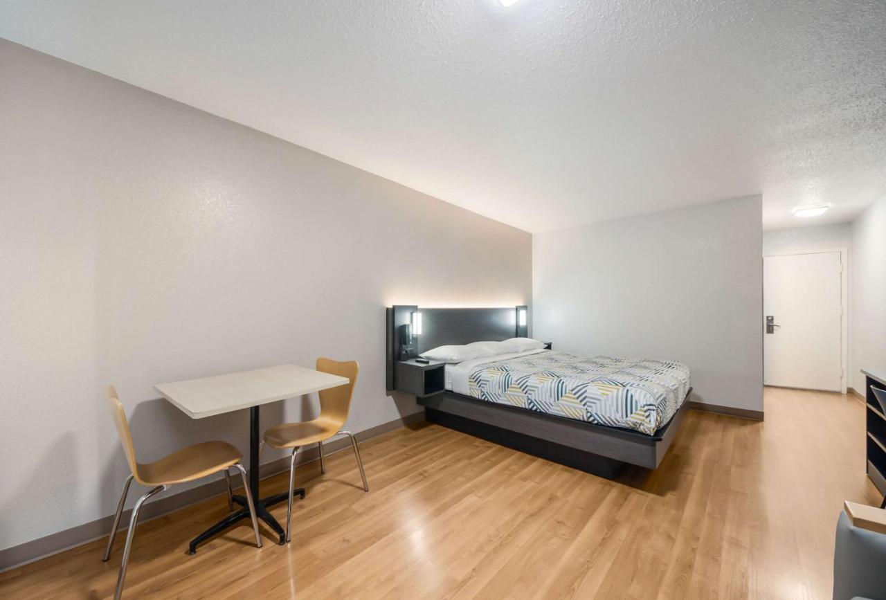 Hotel 6-laredo, Tx - North I-35 2*